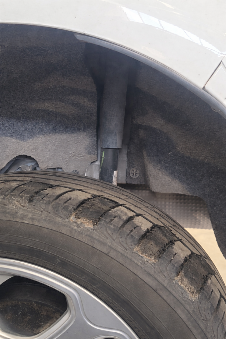 La llanta muestra notable desgaste por un mal amortiguador