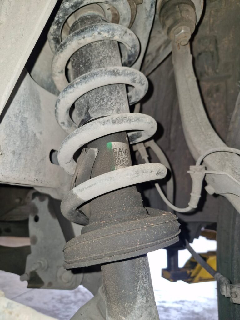 Amortiguador con fuga visible de aceite